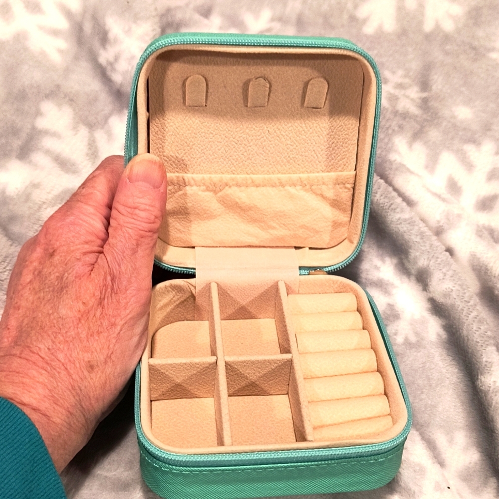 Travel Jewelry Case, Zip around, 4" x 4" x 2", NWOT, Blue with Cream Lin…